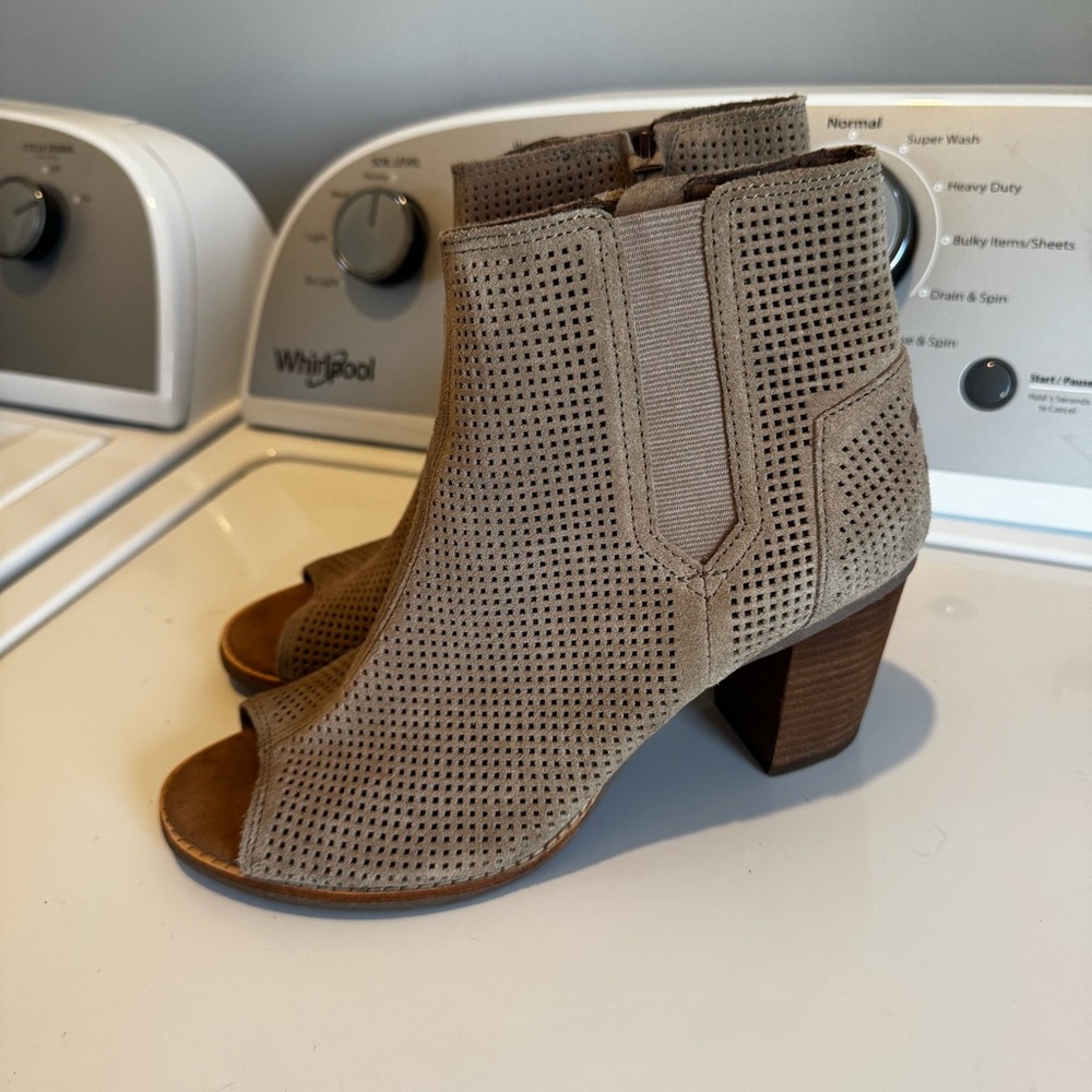 Toms Majorca Peep Toe Perforated Suede Desert Taupe Ankle Bootie Sandal